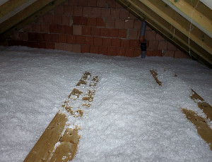 Zateplení stropu rodinného domu pomocí foukané izolace